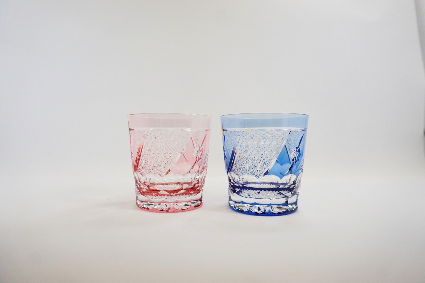 A pair of Whiskey Glass - Chrysanthemum mesh and Flowers